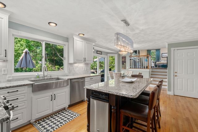 4 Green Meadow Dr, Lynnfield, MA 01940