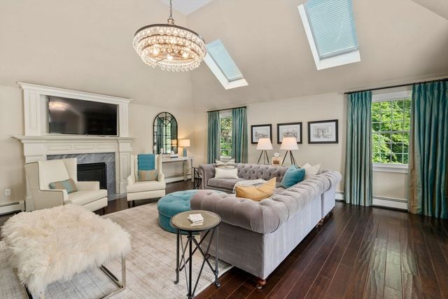 4 Green Meadow Dr, Lynnfield, MA 01940