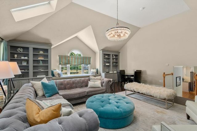 4 Green Meadow Dr, Lynnfield, MA 01940