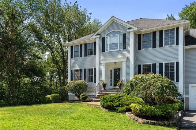 4 Green Meadow Dr, Lynnfield, MA 01940