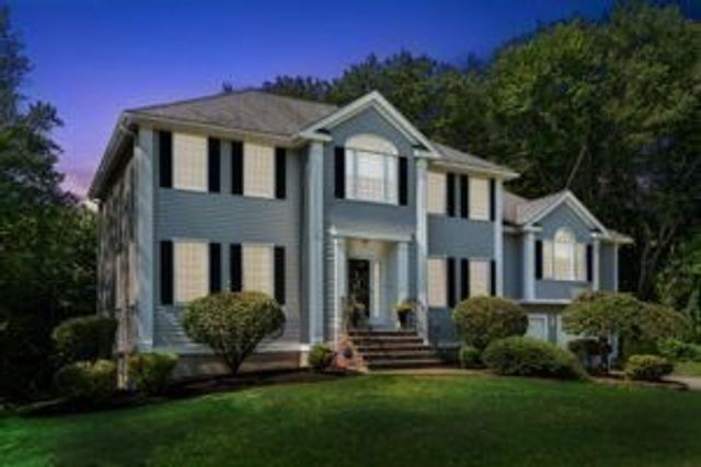 4 Green Meadow Dr, Lynnfield, MA 01940