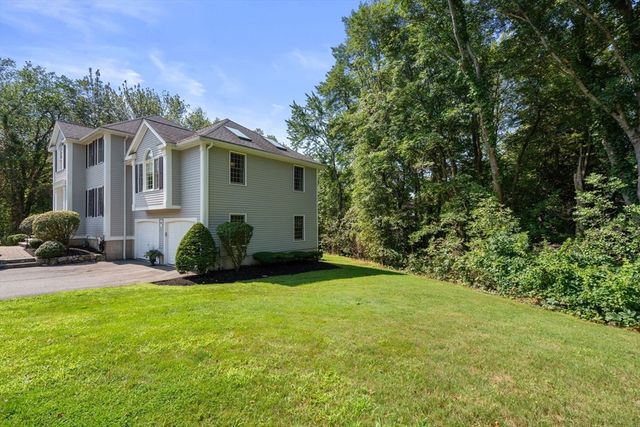 4 Green Meadow Dr, Lynnfield, MA 01940