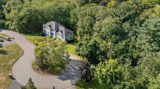 4 Green Meadow Dr, Lynnfield, MA 01940
