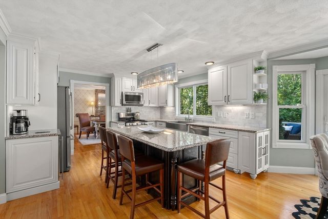 4 Green Meadow Dr, Lynnfield, MA 01940