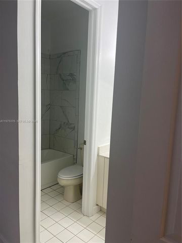 942 NE 42nd Pl, Homestead, FL 33033