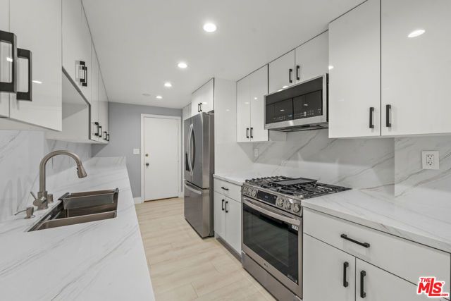 441 N Oakhurst Drive 206, Beverly Hills, CA 90210