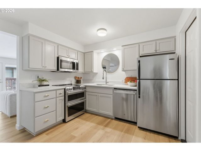 2945 Sw MILES St, Portland, OR 97219