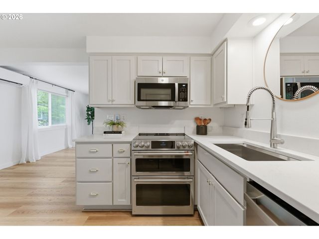 2945 Sw MILES St, Portland, OR 97219