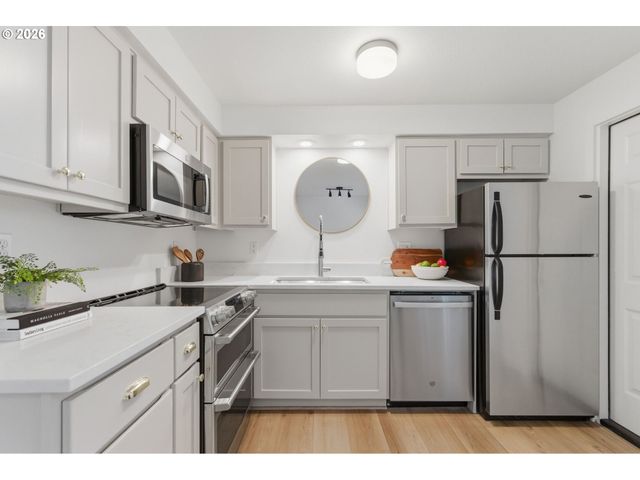 2945 Sw MILES St, Portland, OR 97219