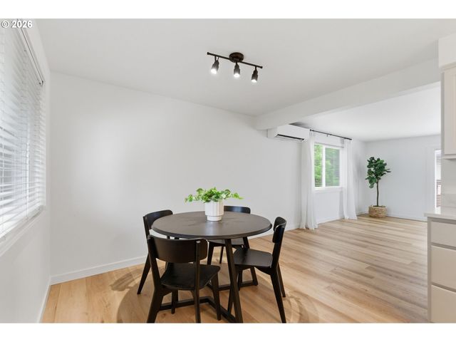 2945 Sw MILES St, Portland, OR 97219