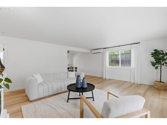 2945 Sw MILES St, Portland, OR 97219