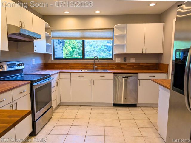 6164 Palomino Court, West Bloomfield Charter Township, MI 48322