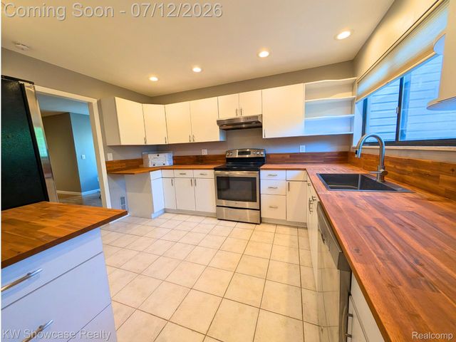 6164 Palomino Court, West Bloomfield Charter Township, MI 48322