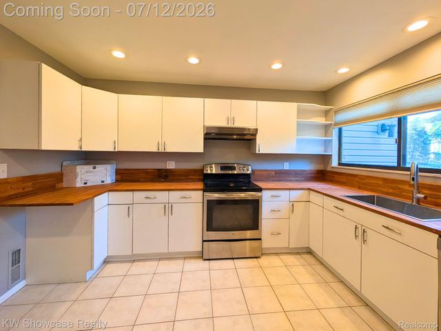 6164 Palomino Court, West Bloomfield Charter Township, MI 48322