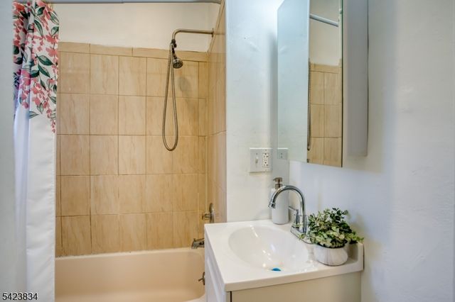 906 Roselle St, Linden City, NJ 07036
