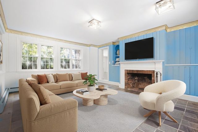 128 Meadowbrook Rd, Longmeadow, MA 01106