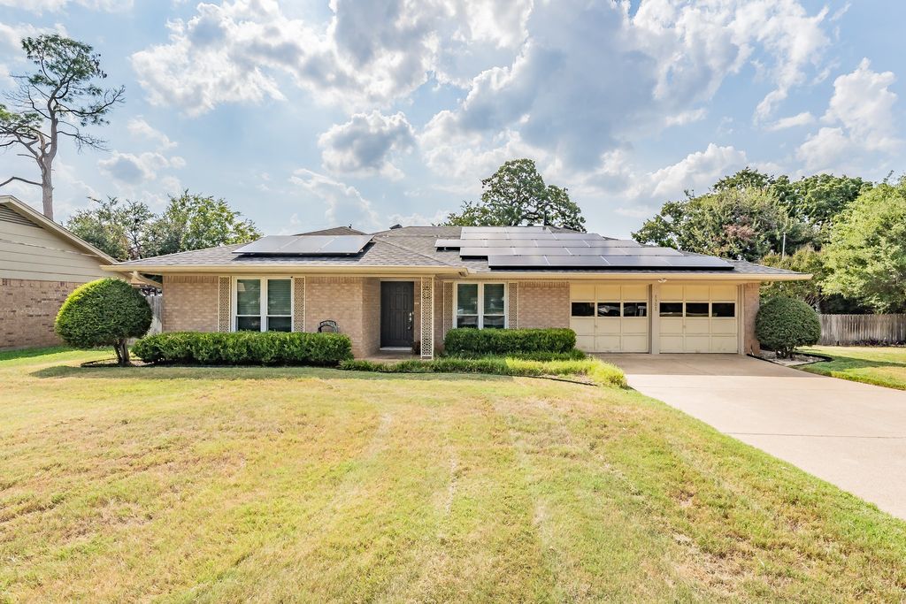 1902 Green Meadow Court, Arlington, TX 76013