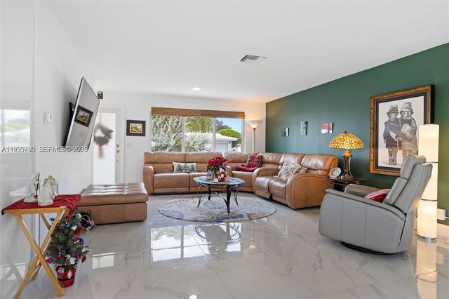 1086 NW 88th Way, Plantation, FL 33322