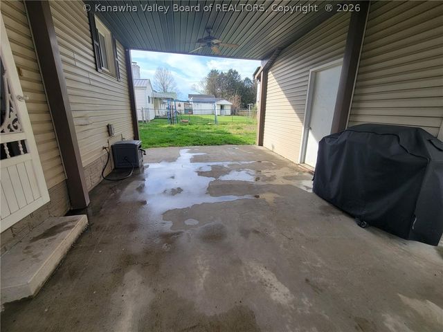 142 West Reynolds Avenue, Belle, WV 25015