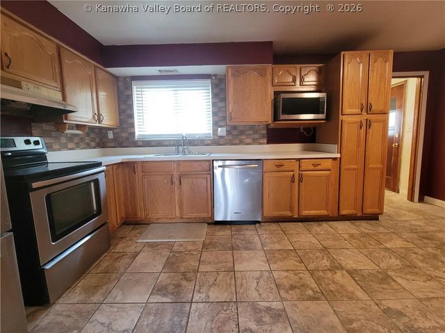 142 West Reynolds Avenue, Belle, WV 25015