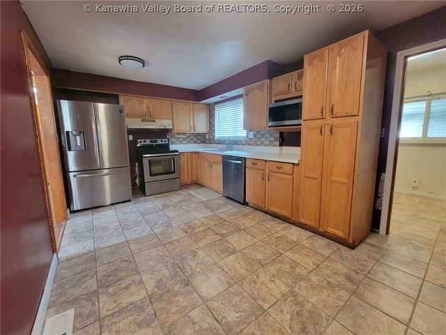 142 West Reynolds Avenue, Belle, WV 25015