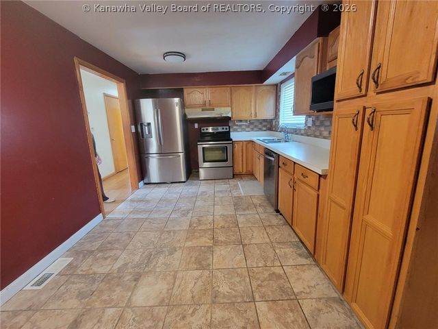 142 West Reynolds Avenue, Belle, WV 25015