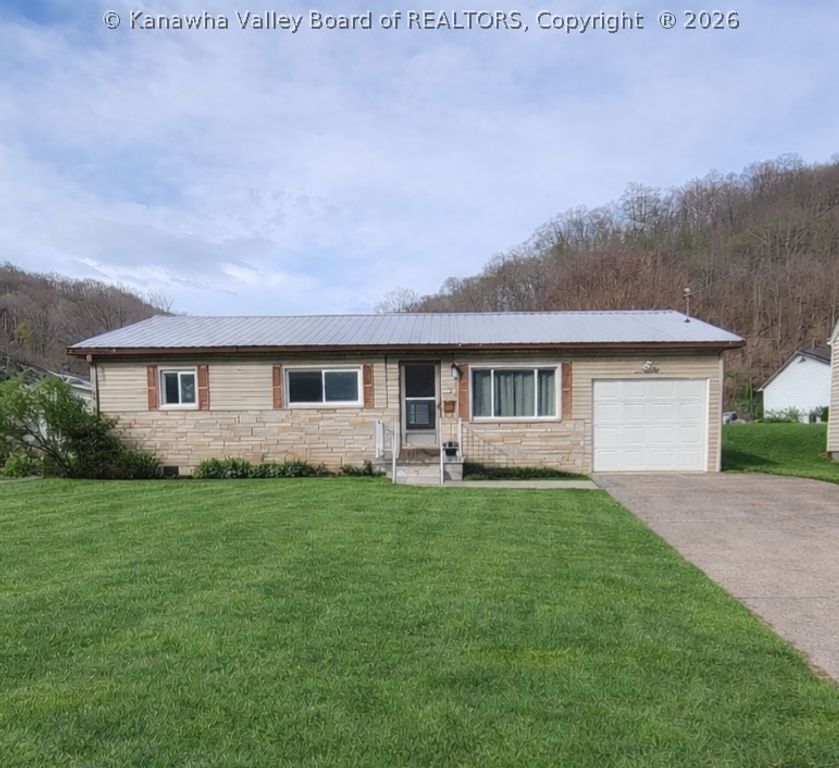 142 West Reynolds Avenue, Belle, WV 25015