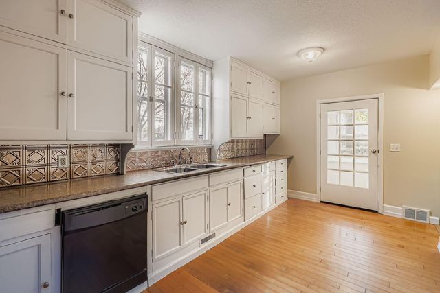 988 Reaney Ave Avenue, Saint Paul, MN 55106