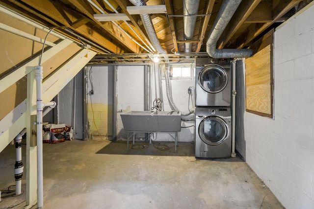 3572 S Sunset DRIVE, Greenfield, WI 53220