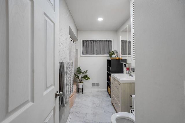 3572 S Sunset DRIVE, Greenfield, WI 53220