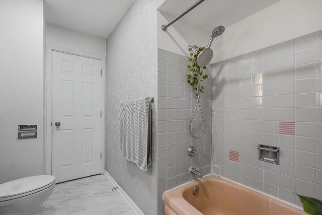 3572 S Sunset DRIVE, Greenfield, WI 53220