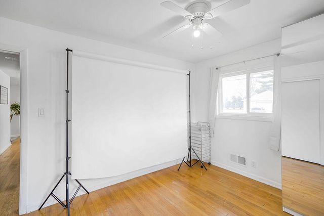 3572 S Sunset DRIVE, Greenfield, WI 53220