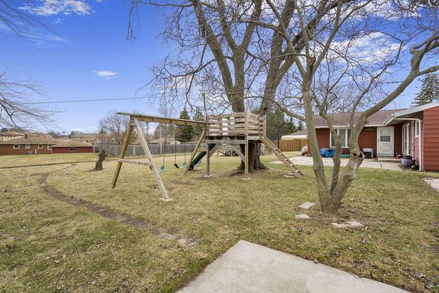 3572 S Sunset DRIVE, Greenfield, WI 53220