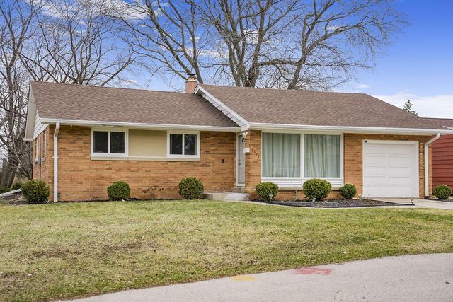 3572 S Sunset DRIVE, Greenfield, WI 53220