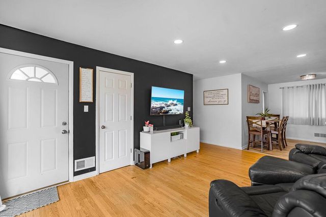 3572 S Sunset DRIVE, Greenfield, WI 53220