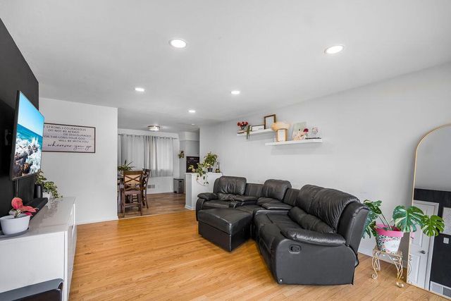 3572 S Sunset DRIVE, Greenfield, WI 53220