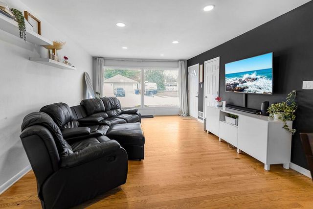 3572 S Sunset DRIVE, Greenfield, WI 53220