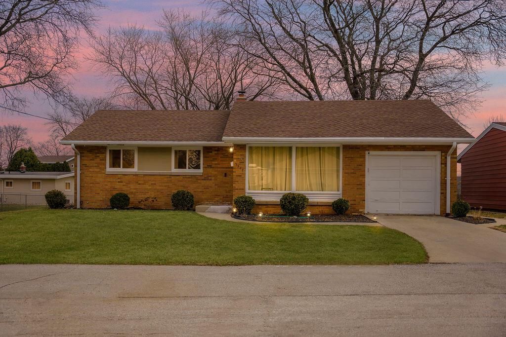 3572 S Sunset DRIVE, Greenfield, WI 53220