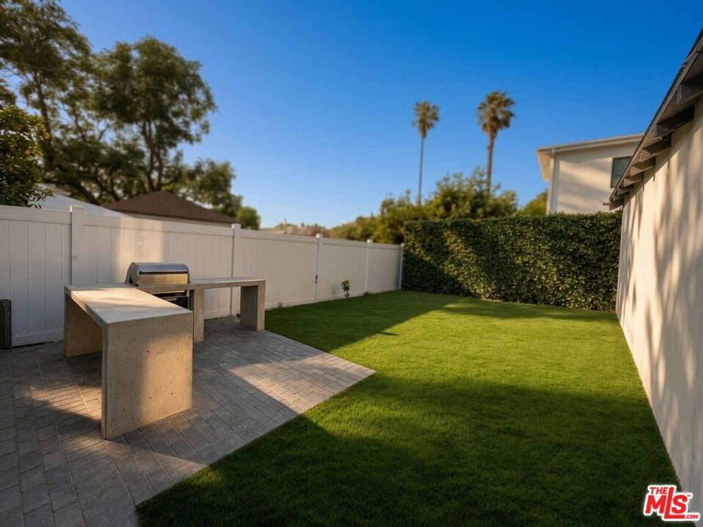 1901 S Point View Street, Los Angeles, CA 90034 — photo 2