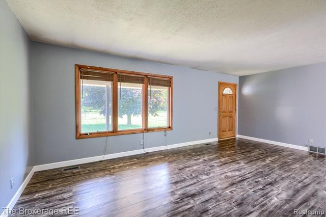 5495 E Coldwater Road, Flint, MI 48506