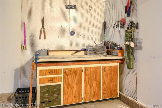 5495 E Coldwater Road, Flint, MI 48506