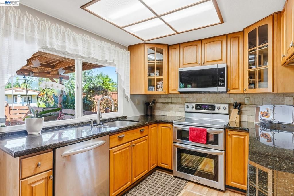 Image 13 of property listing at 2151 Deerwood Dr, Martinez, CA 94553