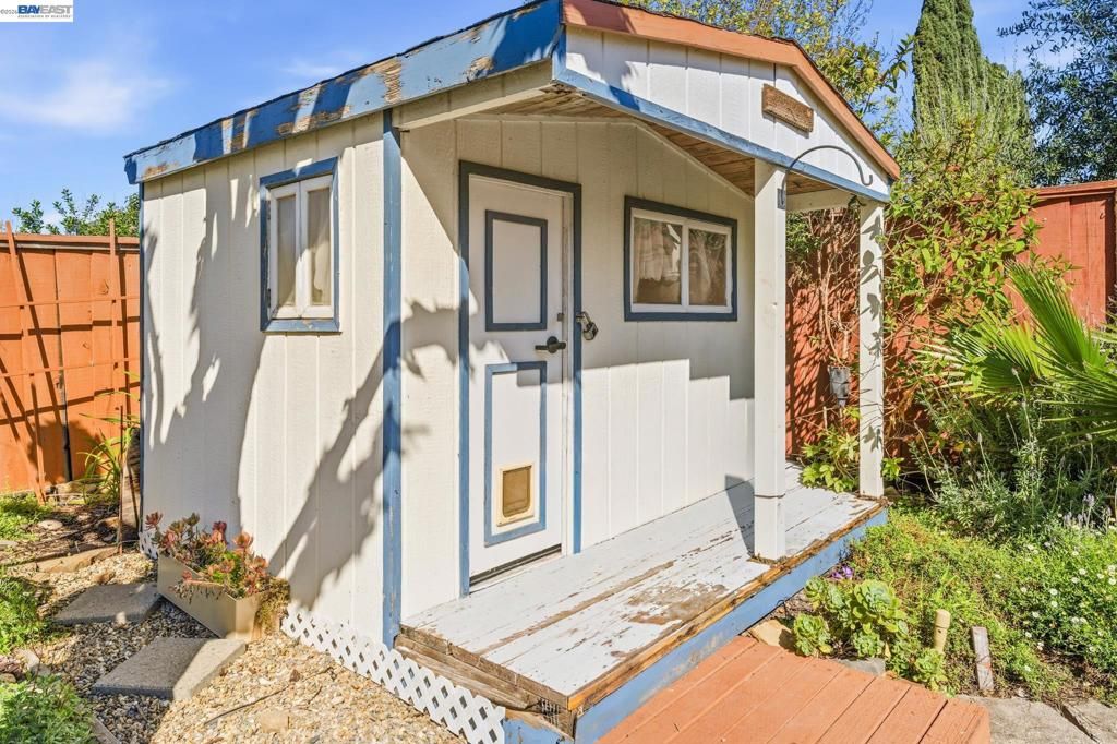 Image 31 of property listing at 2151 Deerwood Dr, Martinez, CA 94553