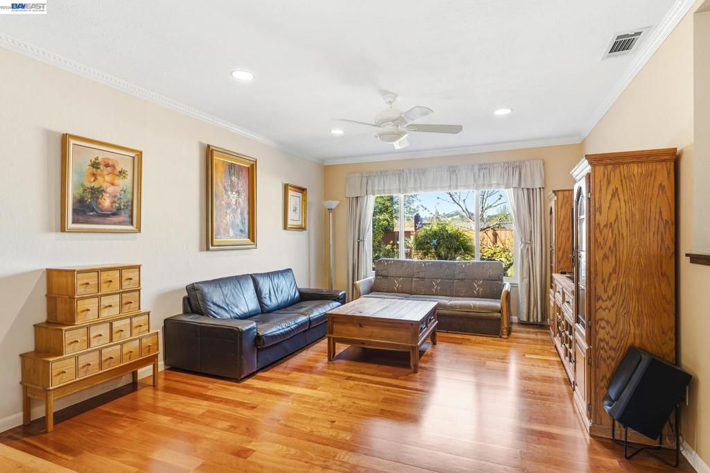 Image 5 of property listing at 2151 Deerwood Dr, Martinez, CA 94553