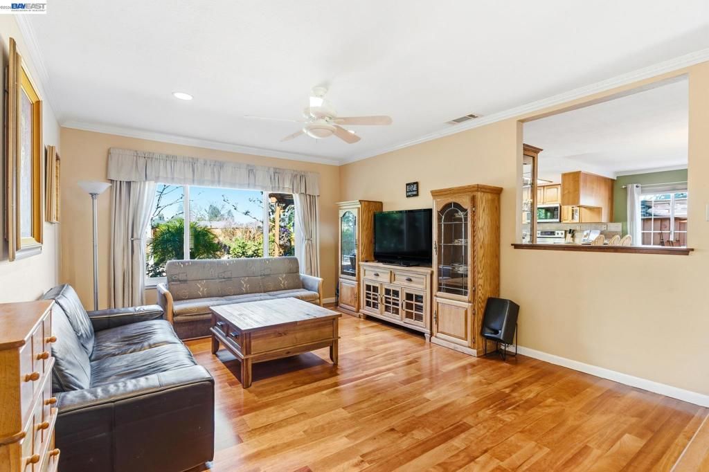 Image 6 of property listing at 2151 Deerwood Dr, Martinez, CA 94553