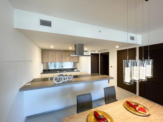 1000 Brickell Plz 2011, Miami, FL 33131