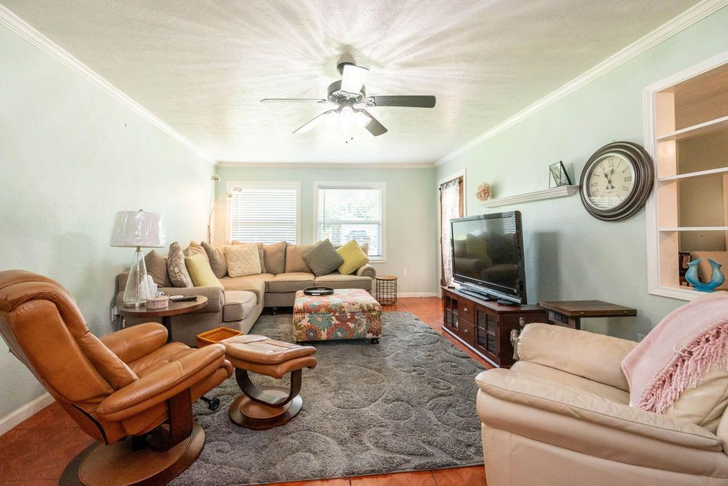 104 Bonita Avenue, Galveston, TX 77550
