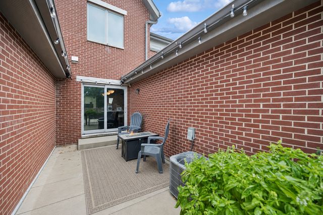 1279 Gateway Court, Northbrook, IL 60062