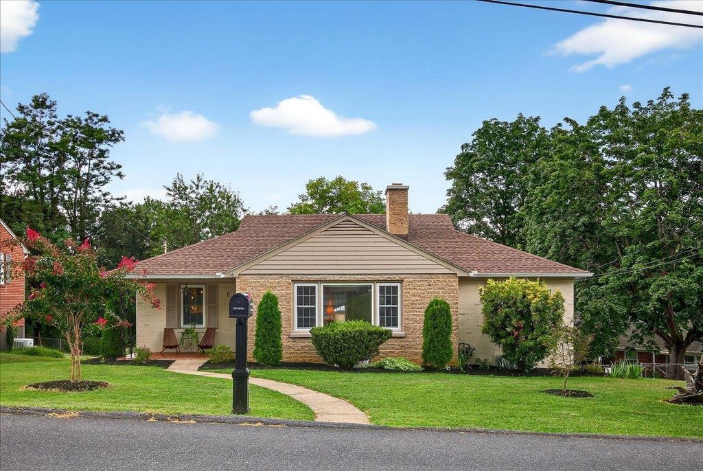 8 BELMONT DR, Staunton, VA 24401