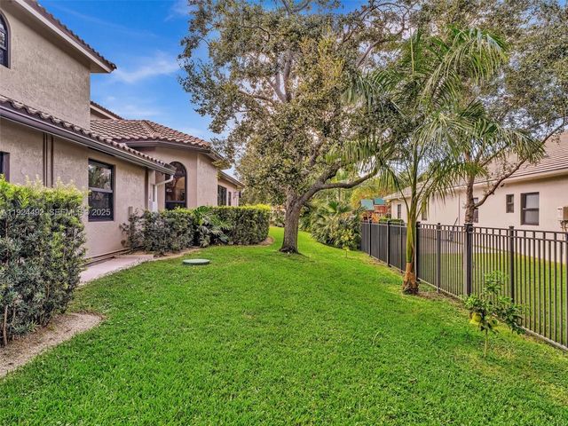 1021 NW 115th Ave, Plantation, FL 33323